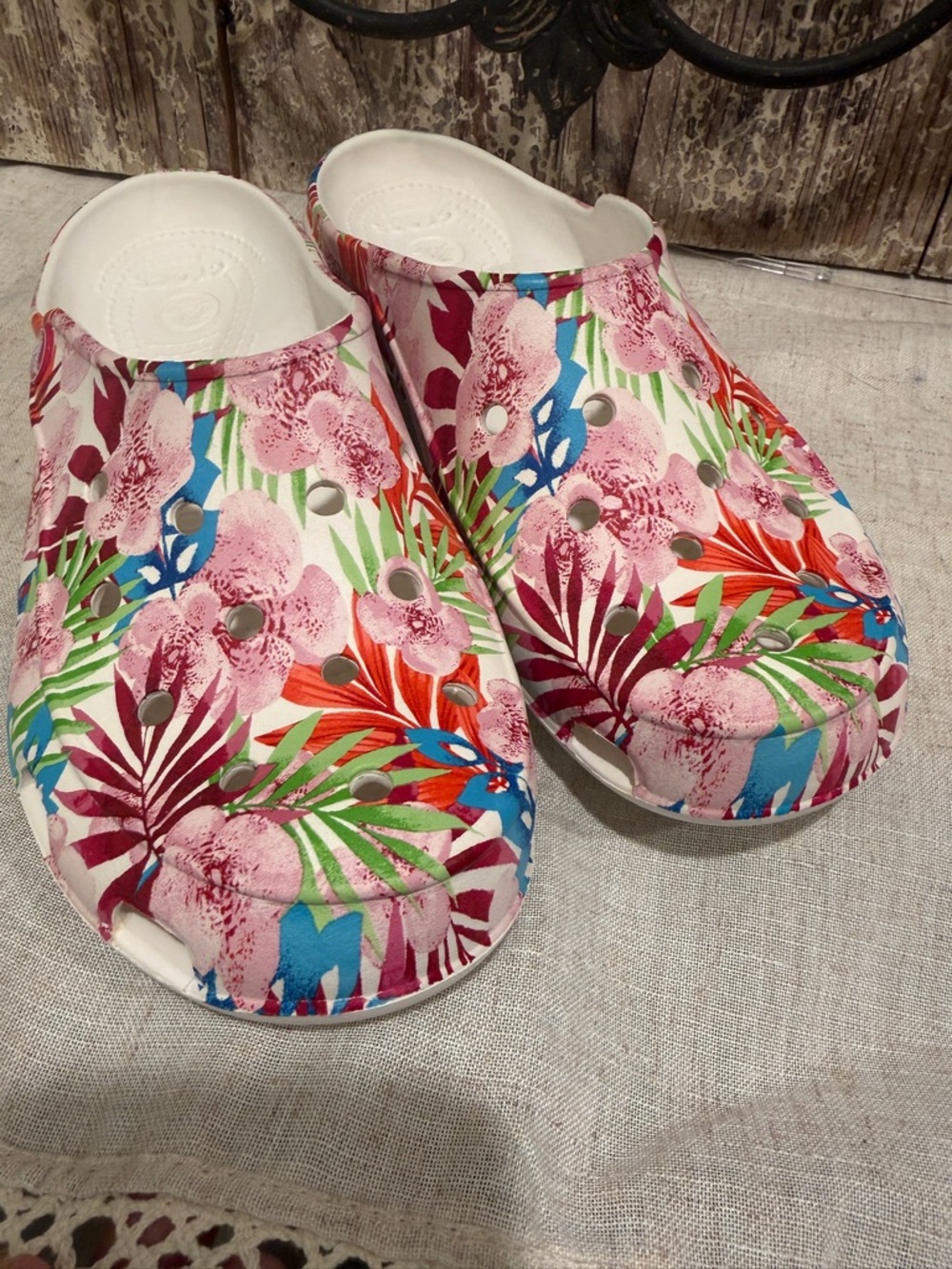 Crocs Freesail Graphic Clogs featuring a multicolor tropical floral print  w 10